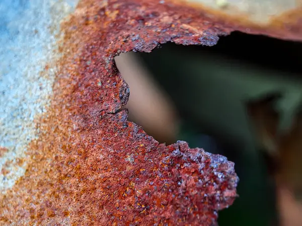 Delikleri olan paslı demir.