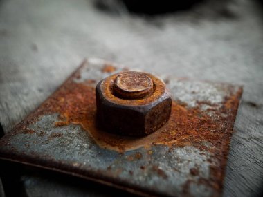 Masanın üzerinde paslı eski demir var.