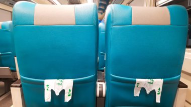 Modern bir binanın içinde.