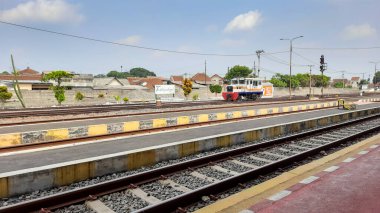 Şehir merkezine giden tren yolu.