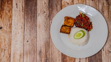 Ahşap zemin üzerinde kızarmış pirinç ve sebzeli domuz.