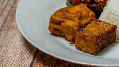 Yakın plan - et, kızarmış tavuk, sebze ve beyaz tabakta soya soslu lezzetli pilav..