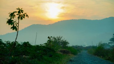 Dağlarda güzel bir gün batımı