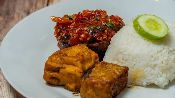 Yapışkan pirinçli tavuk