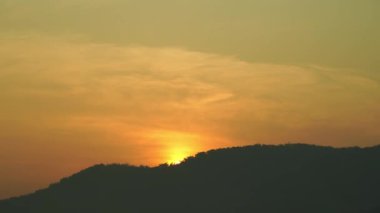 Gölün üzerinde gün batımı