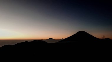 Dağlarda gün batımı