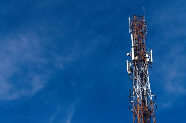 mavi gökyüzü ile iletişim kulesi