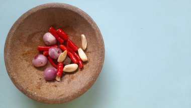 Siyah arka planda kırmızı biber ve sarımsak.