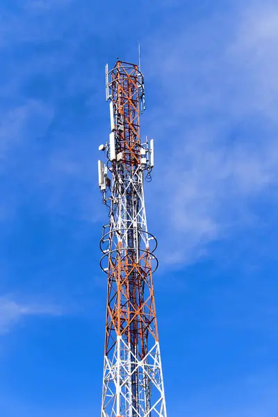 Telekomünikasyon kulesi antenli, mavi gökyüzü