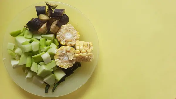 Kızarmış pirinç ve sebze.