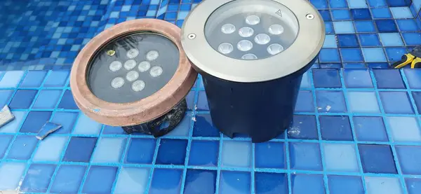 RGB 'nin aydınlatma havuzunun siyah beyaz fotoğrafı