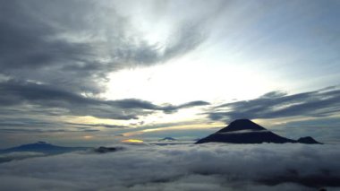 Dağlarda güzel bir gün batımı
