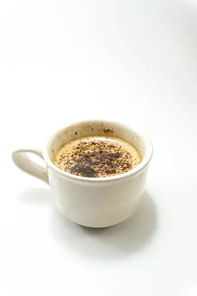 Beyaz arka planda kahve fincanı