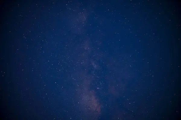 Gece yıldızlı gökyüzü Samanyolu Galaksisi.