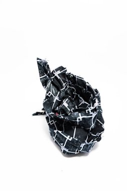 siyah ve beyaz kağıt origami beyaz arkaplanda izole