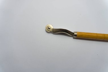 Beyaz arkaplanda izole edilmiş patenli kumaş kesici