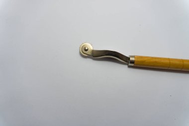 Beyaz arkaplanda izole edilmiş patenli kumaş kesici