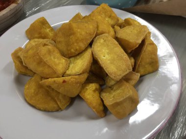 bir tabak Kızarmış tofu