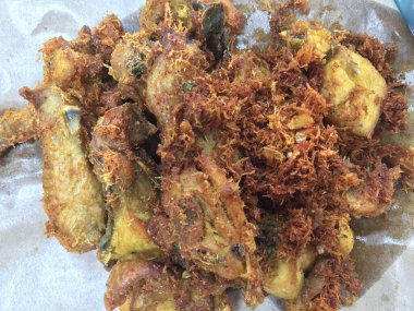 Soslu kızarmış balık, Tayland sokak yemeği.