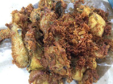 Soslu ve sebzeli kızarmış tavuk kanadı.