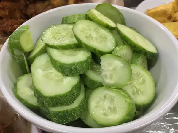 Bir kasede salatalık dilimleri