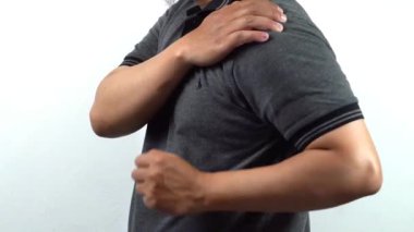 Kolunu göğüs ağrısına gösteren adam, sağlık konsepti..