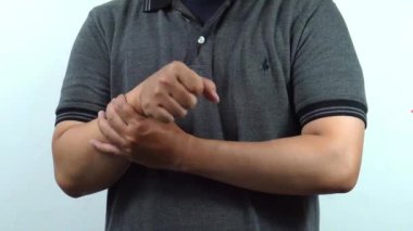 Bir adam parmaklarını tutuyor..