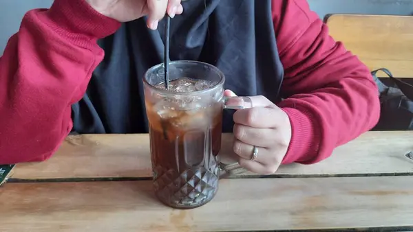 Asyalı kadın çay içme