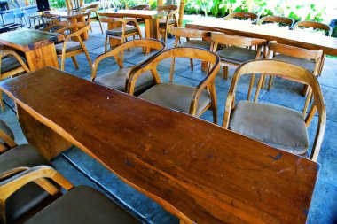 Lokantada meşe ağacından yemek masası