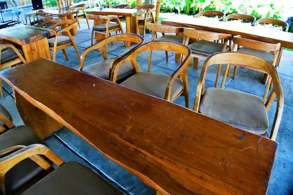 Lokantada meşe ağacından yemek masası