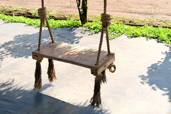 Evin terasında ahşap salıncak.