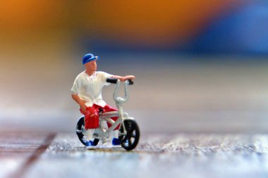 Bahçede bisiklet BMX oynayan bir adam.