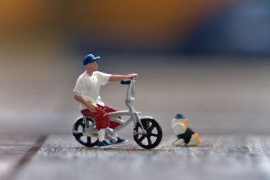 Bahçede bisiklet BMX oynayan bir adam.