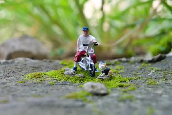 Bahçede bisiklet BMX oynayan bir adam.