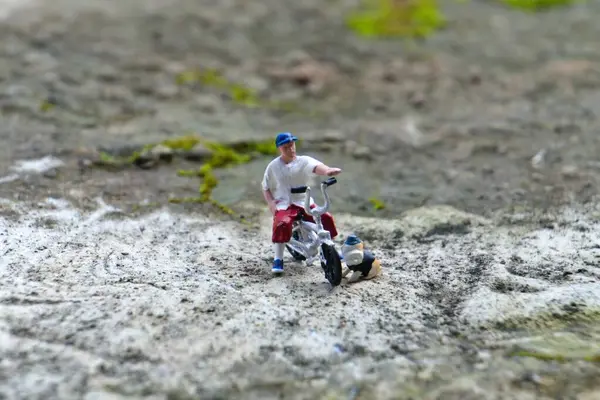 Bahçede bisiklet BMX oynayan bir adam.