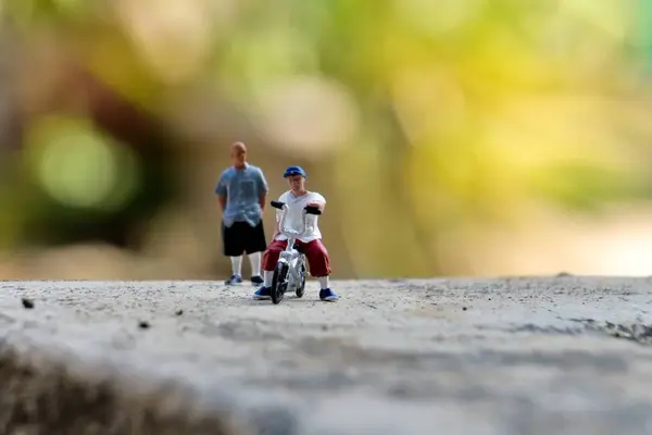 Bahçede bisiklet BMX oynayan bir adam.