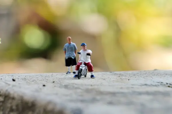 Bahçede bisiklet BMX oynayan bir adam.