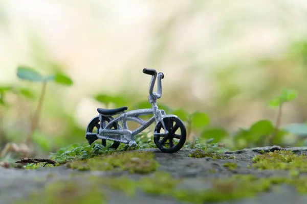 Bahçede bisiklet BMX oynayan bir adam.