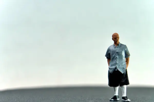 Bahçede bisiklet BMX oynayan bir adam.