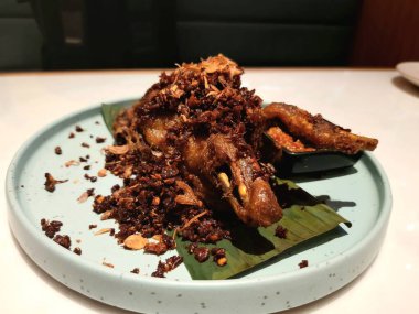 Soslu ızgara tavuk ve salata.