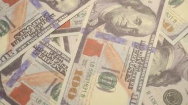 100 Amerikan doları dönen bir ortamda dönüyor.