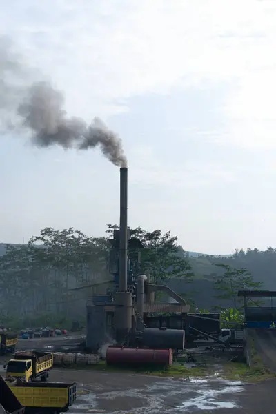 Turuncu-mavi gökyüzüne karşı endüstriyel bacalardan çıkan duman. Küresel ısınma Hava kirliliği. Bandung, Endonezya, Ağustos 06, 2024