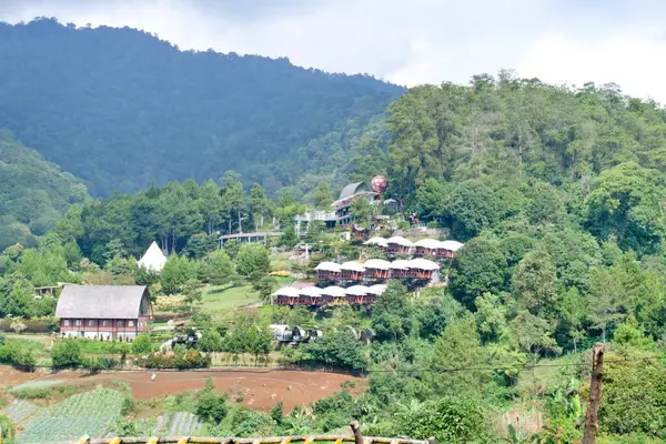 Güzel dağ manzarası, dağın eteğindeki villa, Puncak Bogor Endonezya