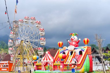 Bogor, Endonezya, 4 Ağustos 2024: Çocuk oyun alanı, sıcak hava balonu oyun alanı ve dönme dolap.