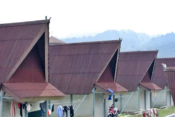 Köyün geleneksel çatısı, dağ arkası.