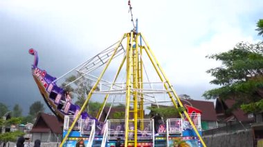 Kora-kora ya da tekne gezintisi, çocuklar ve yetişkinler için oynamak. Bogor, Endonezya, Ağustos 06, 2024