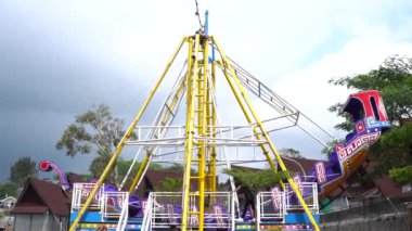 Kora-kora ya da tekne gezintisi, çocuklar ve yetişkinler için oynamak. Bogor, Endonezya, Ağustos 06, 2024