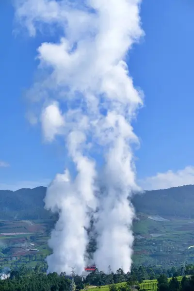 Wayang Windu Pangalengan Bandung kraterinden duman yükseliyor.