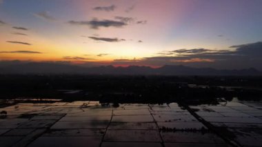 Akşam kırsalda gün batımı