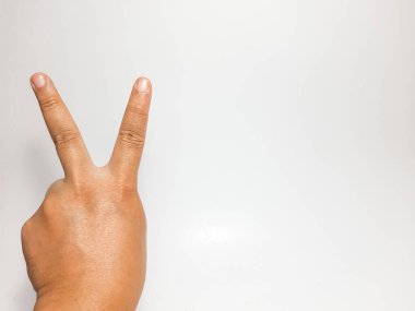 Üç numarayı gösteren bir adamın eli.